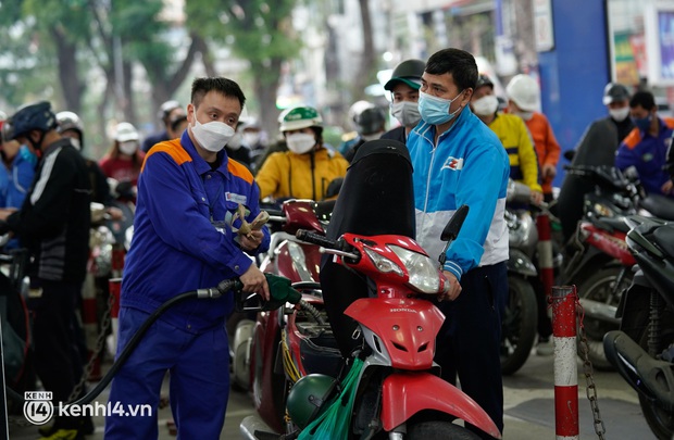 Ét o ét giá xăng gần 30.000 đồng/ lít: Sốc vì người yêu lấy lý do xăng tăng để không đưa đón, tạm biệt những buổi đi lượn sau giờ làm - Ảnh 1. Ét o ét giá xăng gần 30.000 đồng/ lít: Sốc vì người yêu lấy lý do xăng tăng để không đưa đón, tạm biệt những buổi đi lượn sau giờ làm - Ảnh 1.