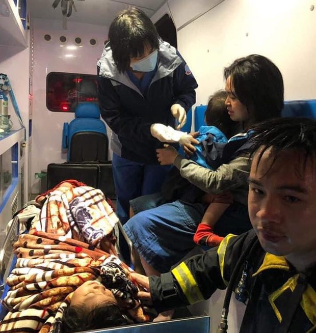 Hà Nội: Cháy nhà trong đêm, giải cứu thành công 3 bố con bị mắc kẹt - Ảnh 1.