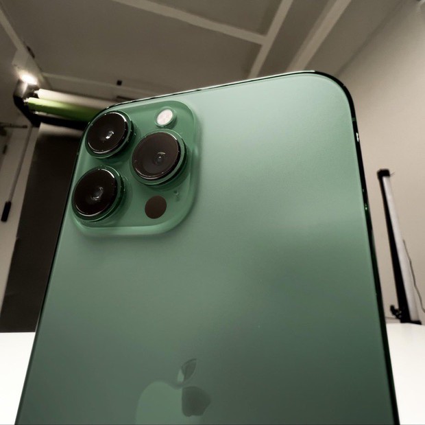 iPhone 13 Pro Max xanh Sierra Blue và Green Alpine cùng nhau đọ sắc, màu nào cũng đẹp ngất ngây - Ảnh 4.