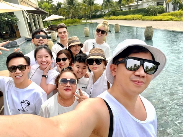 Vợ chồng Trấn Thành vi vu du lịch cùng hội bạn thân đình đám Vbiz: Hari Won được chú ý, Anh Đức lộ diện sau chia tay - Ảnh 2. Vợ chồng Trấn Thành vi vu du lịch cùng hội bạn thân đình đám Vbiz: Hari Won được chú ý, Anh Đức lộ diện sau chia tay - Ảnh 2.