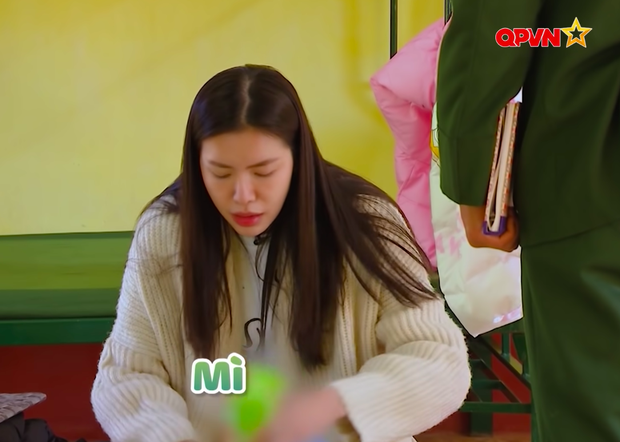 Bí ẩn đã có lời giải: Bên trong thùng của hồi môn Minh Tú mang nhập ngũ có gì? - Ảnh 3. Bí ẩn đã có lời giải: Bên trong thùng của hồi môn Minh Tú mang nhập ngũ có gì? - Ảnh 3.