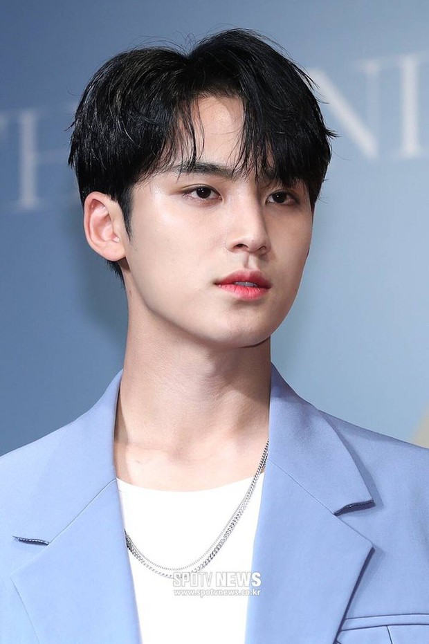 Rầm rộ clip 1 nam idol động chạm thân mật, tán tỉnh nhân viên nữ ngay ở hậu trường đại nhạc hội - Ảnh 2. Rầm rộ clip 1 nam idol động chạm thân mật, tán tỉnh nhân viên nữ ngay ở hậu trường đại nhạc hội - Ảnh 2.