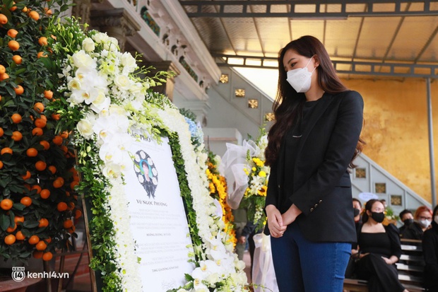 Tang lễ đạo diễn Vũ Ngọc Phượng: Đông Nhi - Ông Cao Thắng, Mai Phương Thuý đến tiễn đưa, Isaac bật khóc cầm di ảnh - Ảnh 15.