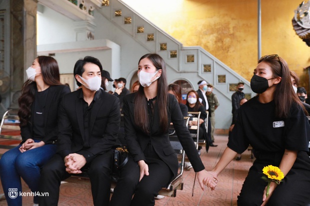 Tang lễ đạo diễn Vũ Ngọc Phượng: Đông Nhi - Ông Cao Thắng, Mai Phương Thuý đến tiễn đưa, Isaac bật khóc cầm di ảnh - Ảnh 10.
