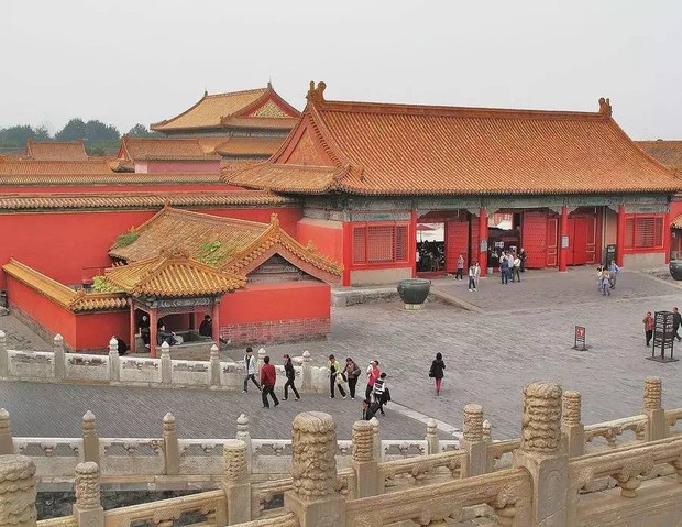 Trên tấm biển Tử Cấm Thành có một mũi tên đen bí ẩn găm hơn 200 năm không ai dám nhổ, câu chuyện đằng sau cực ly kỳ - Ảnh 3. Trên tấm biển Tử Cấm Thành có một mũi tên đen bí ẩn găm hơn 200 năm không ai dám nhổ, câu chuyện đằng sau cực ly kỳ - Ảnh 3.