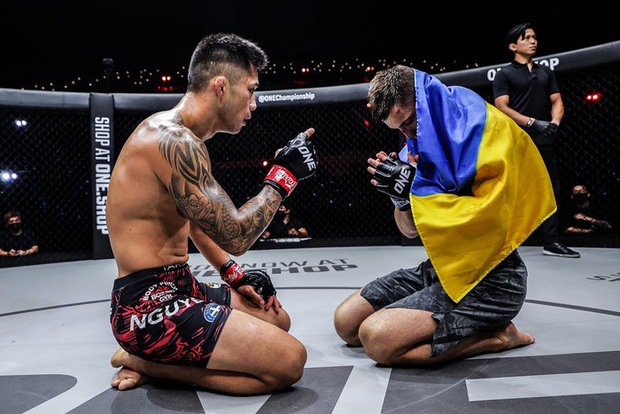 Hành động cực kỳ ý nghĩa của võ sĩ gốc Việt sau trận đấu với đối thủ Ukraine - Ảnh 2.