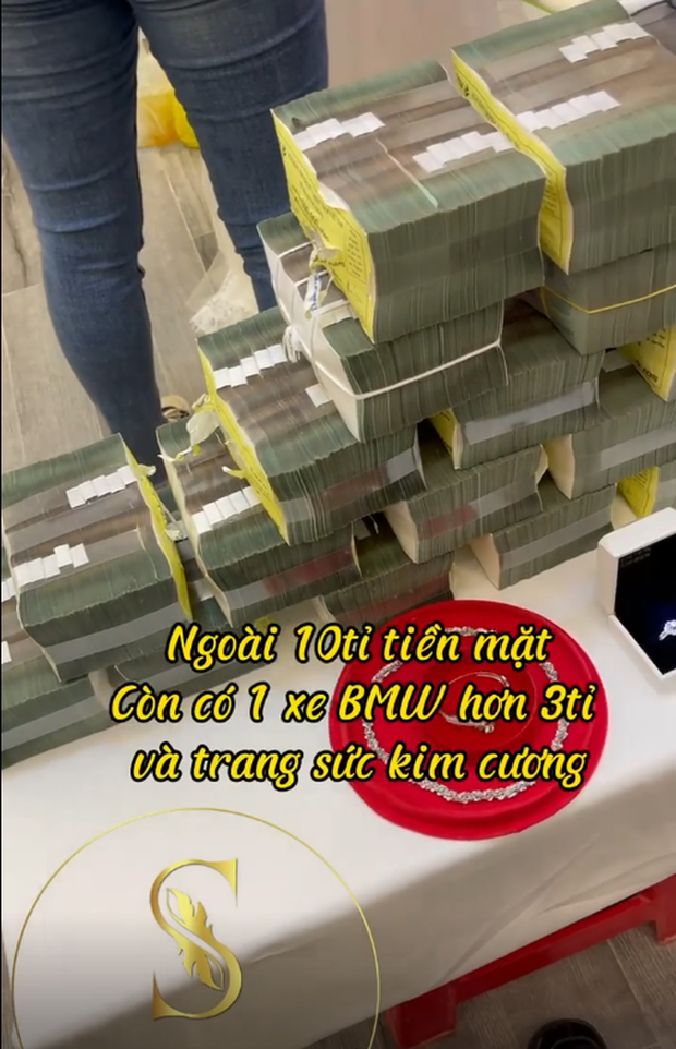 Cô dâu ở nhà dát toàn vàng 24k, nhận hồi môn 10 tỷ, ô tô BMW: Gia thế khủng ở Sóc Trăng - Ảnh 3. Cô dâu ở nhà dát toàn vàng 24k, nhận hồi môn 10 tỷ, ô tô BMW: Gia thế khủng ở Sóc Trăng - Ảnh 3.