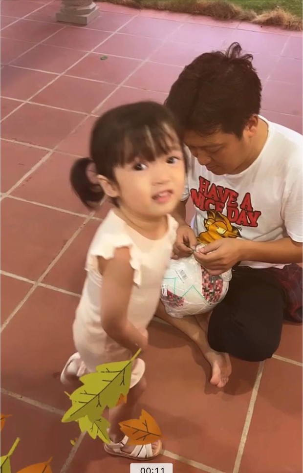 Nhã Phương để lộ gương mặt của con gái trên livestream, thế nào mà netizen phát sốt? - Ảnh 2.