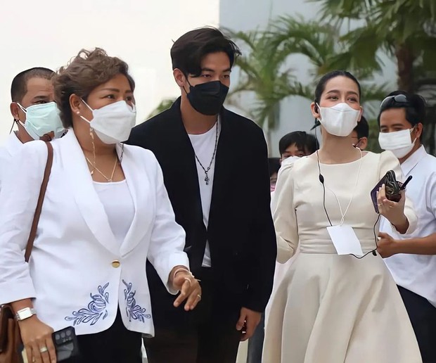 Độc quyền toàn cảnh lễ tưởng niệm nữ diễn viên Chiếc Lá Bay: Chồng cũ bật khóc, mẹ ruột sụt sùi nói 1 điều khiến cả khán phòng vỗ tay, Nong Poy và dàn sao tới tiễn đưa - Ảnh 18. Độc quyền toàn cảnh lễ tưởng niệm nữ diễn viên Chiếc Lá Bay: Chồng cũ bật khóc, mẹ ruột sụt sùi nói 1 điều khiến cả khán phòng vỗ tay, Nong Poy và dàn sao tới tiễn đưa - Ảnh 18.