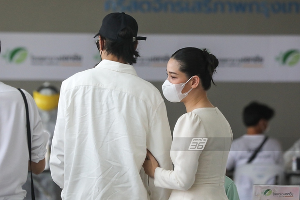 Độc quyền toàn cảnh lễ tưởng niệm nữ diễn viên Chiếc Lá Bay: Chồng cũ bật khóc, mẹ ruột sụt sùi nói 1 điều khiến cả khán phòng vỗ tay, Nong Poy và dàn sao tới tiễn đưa - Ảnh 33. Độc quyền toàn cảnh lễ tưởng niệm nữ diễn viên Chiếc Lá Bay: Chồng cũ bật khóc, mẹ ruột sụt sùi nói 1 điều khiến cả khán phòng vỗ tay, Nong Poy và dàn sao tới tiễn đưa - Ảnh 33.