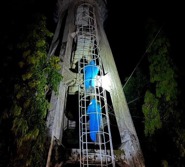 Rescuers sing to save pregnant woman who climbs to the top of a 25m high water tower - Photo 1.