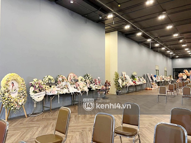 Độc quyền toàn cảnh lễ tưởng niệm nữ diễn viên Chiếc Lá Bay: Chồng cũ bật khóc, mẹ ruột sụt sùi nói 1 điều khiến cả khán phòng vỗ tay, Nong Poy và dàn sao tới tiễn đưa - Ảnh 15. Độc quyền toàn cảnh lễ tưởng niệm nữ diễn viên Chiếc Lá Bay: Chồng cũ bật khóc, mẹ ruột sụt sùi nói 1 điều khiến cả khán phòng vỗ tay, Nong Poy và dàn sao tới tiễn đưa - Ảnh 15.