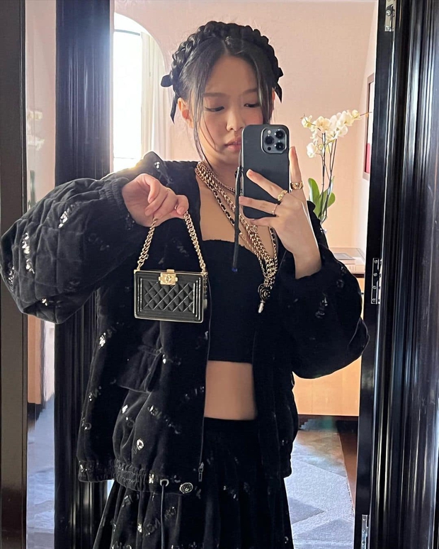 Soi mẫu ốp iPhone của Jennie (BLACKPINK), giá cao ngất ngưởng nhưng các Blink muốn đu trend thì chỉ cần vài chục nghìn mà thôi - Ảnh 2.