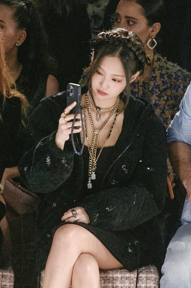 Soi mẫu ốp iPhone của Jennie (BLACKPINK), giá cao ngất ngưởng nhưng các Blink muốn đu trend thì chỉ cần vài chục nghìn mà thôi - Ảnh 1.