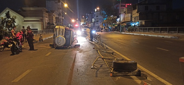 Ho Chi Minh City: The car lost its wheel and overturned after hitting a road divider and hitting a motorbike - Photo 1.