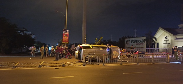 Ho Chi Minh City: Car lost a wheel and overturned after hitting a road divider and hitting a motorbike - Photo 2.