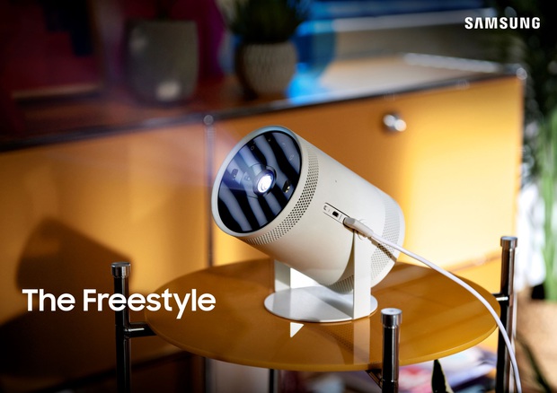 Samsung Freestyle projector on sale today: A true pocket TV, bright, beautiful image, surprisingly flexible - Photo 1.