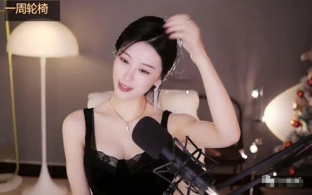 Bất ngờ xuất hiện với khe ngực quyến rũ khoe đồi núi trập trùng, nữ streamer còn tự hào thừa nhận vừa sửa sang lại vòng 1 - Ảnh 4.