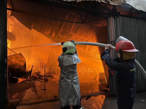 Hà Nội: Cháy lớn tại khu nhà xưởng hàng trăm m2 - Ảnh 1.