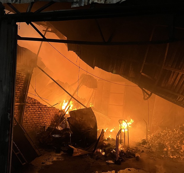 Hà Nội: Cháy lớn tại khu nhà xưởng hàng trăm m2 - Ảnh 2.