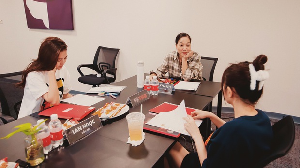 Ninh Dương Lan Ngọc bất ngờ xuống tóc, lộ mặt ú nu, đọ visual với Kaity Nguyễn ở hậu trường phim mới - Ảnh 4. Ninh Dương Lan Ngọc bất ngờ xuống tóc, lộ mặt ú nu, đọ visual với Kaity Nguyễn ở hậu trường phim mới - Ảnh 4.