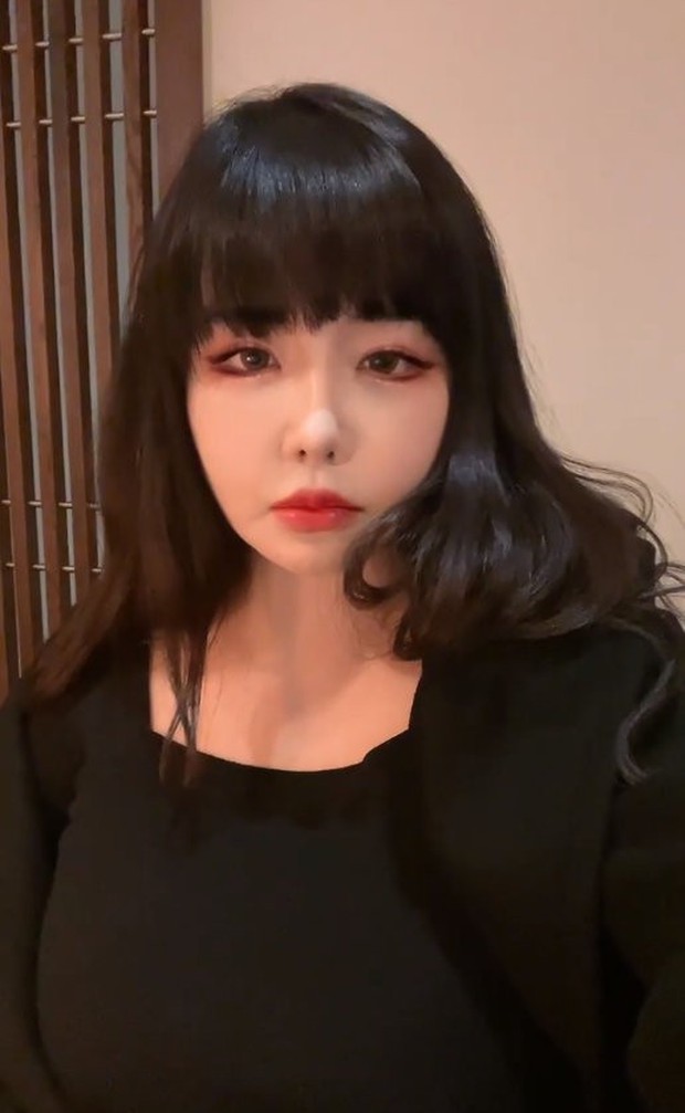 4 thành viên 2NE1 tái ngộ gây bão MXH, thế nhưng netizen chỉ dán mắt vào visual khác lạ của Park Bom - Ảnh 3. 4 thành viên 2NE1 tái ngộ gây bão MXH, thế nhưng netizen chỉ dán mắt vào visual khác lạ của Park Bom - Ảnh 3.