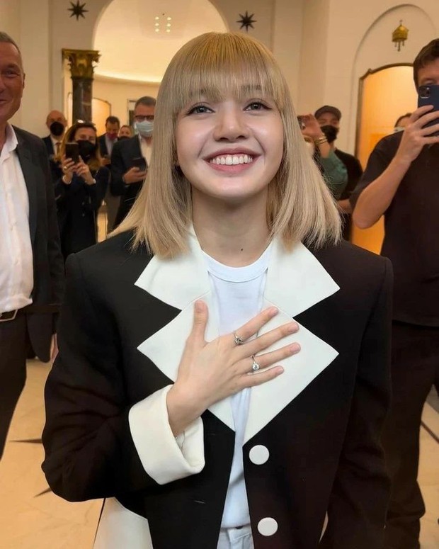 Lisa attended Fashion Week but thought she was opening her own concert: Fans sang, idols danced despite the world's most powerful figure in the world - Photo 7.