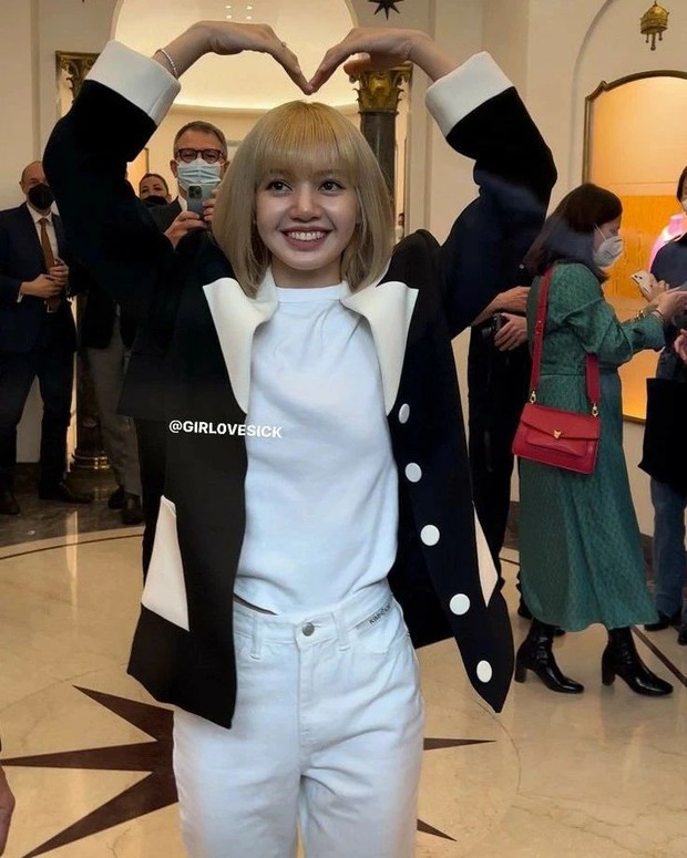 Lisa attended Fashion Week but thought she would open her own concert: Fans sang, idols danced despite the world's most powerful figure in the world - Photo 8.