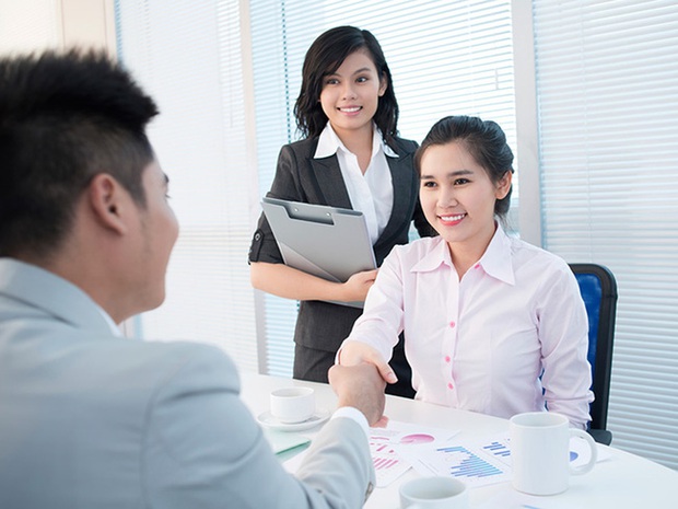 Interview question: Being pursued by 3 colleagues at the same time, what would you do - The female candidate answered very intelligently, got the job right away - Photo 1.