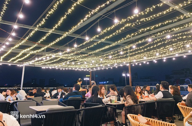 Ngay lúc này: Phố đi bộ hồ Gươm đông nghịt người, cảm giác của 1 năm trước thật sự trở lại rồi! - Ảnh 9.