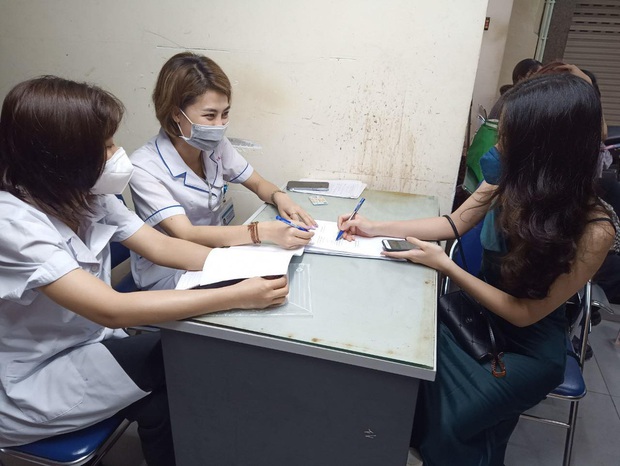 Two female tourists who did not wear masks when taking photos on the pedestrian street in Hanoi were fined 4 million VND - Photo 1.