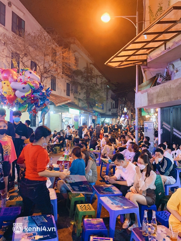 The most vibrant street at night in Hanoi revived strongly after more than 1 year of dismal business - Photo 9.