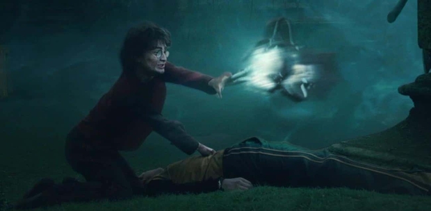 7 lần Harry Potter phi logic đến sợ: Hermione giấu nghề bí ẩn, tiết lộ sự thật khủng đằng sau bùa yêu - Ảnh 3.