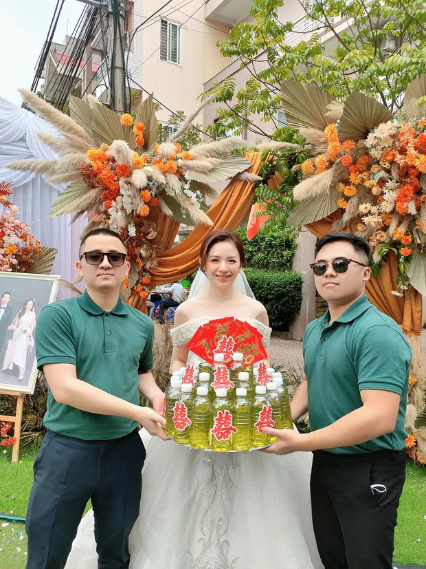 Cô dâu Bắc Giang được hội bạn thân tặng 10 lít xăng trong ngày cưới: Món quà sang chảnh thời xăng tăng giá - Ảnh 1. Cô dâu Bắc Giang được hội bạn thân tặng 10 lít xăng trong ngày cưới: Món quà sang chảnh thời xăng tăng giá - Ảnh 1.