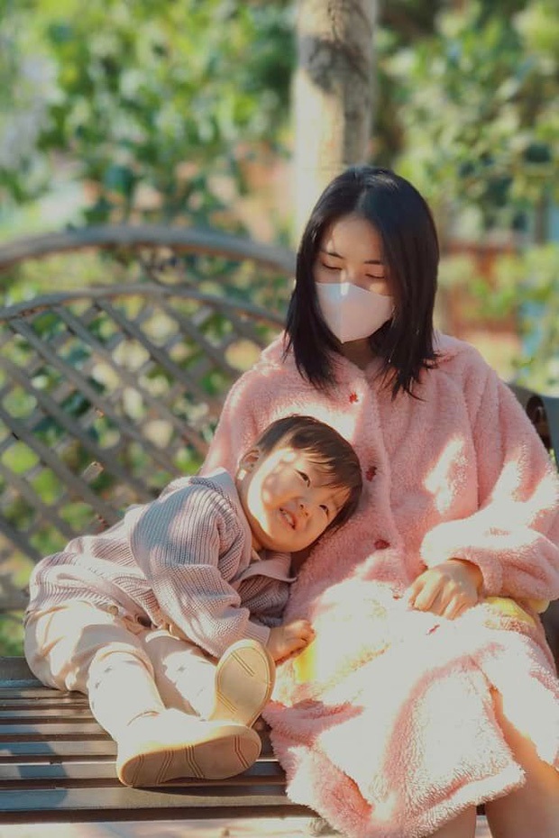 Hoa Minzy after 1 month of being a single mother: her visuals leveled up rapidly, she dressed up in beautiful Da Lat clothes that made the sisters anxiously ask for info - Photo 3. Hoa Minzy after 1 month of being a single mother: her visuals leveled up rapidly, she dressed up in beautiful Da Lat clothes that made the sisters anxiously ask for info - Photo 3.