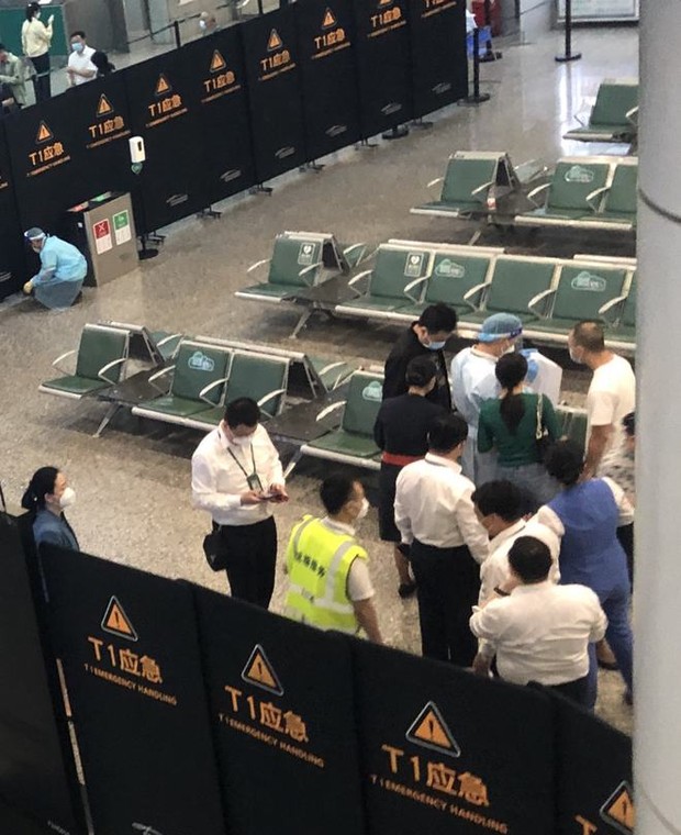 Máy bay chở 132 người rơi ở Trung Quốc: Nhói lòng hình ảnh người thân khóc ngất ở sân bay, đợi tin tức của các nạn nhân trong vô vọng - Ảnh 3.