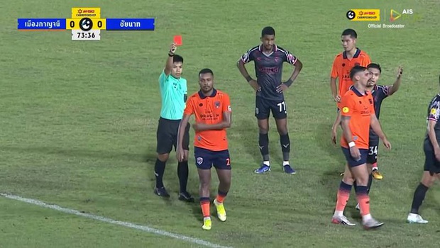 Bóng đá Thái Lan lại chấn động: Cầu thủ đá vào ngực khiến đối phương nhập viện cấp cứu - Ảnh 3.