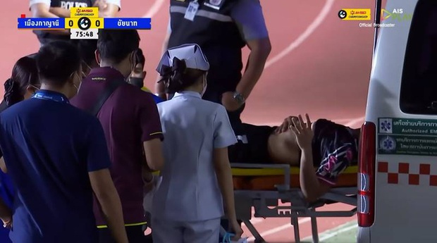 Bóng đá Thái Lan lại chấn động: Cầu thủ đá vào ngực khiến đối phương nhập viện cấp cứu - Ảnh 4.