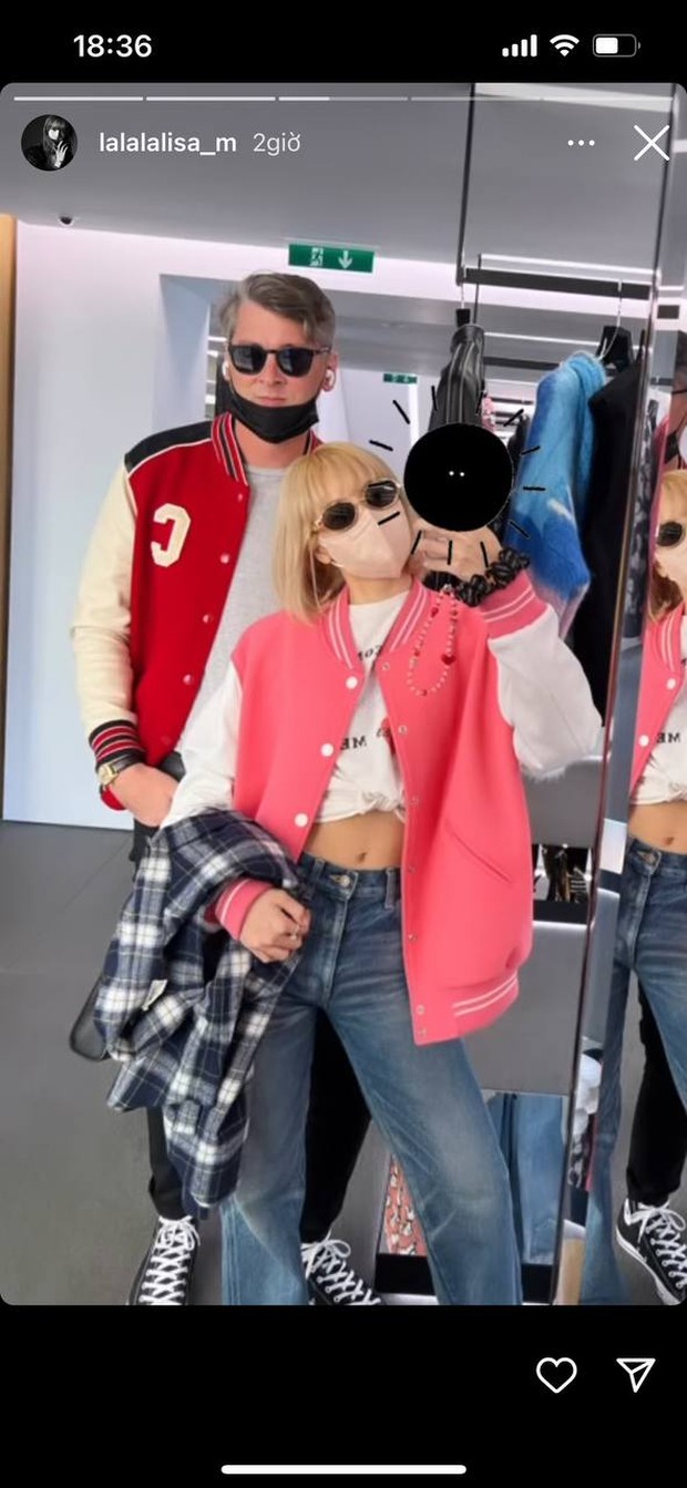 Lisa (BLACKPINK) has not seen a selfie with her phone for a long time, but why is she covering it like that, then Blink cheap moment with a temporary strap - Photo 4.