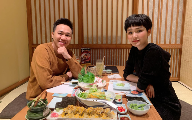 Netizens pass each other a photo of Hien Ho openly eating raw fish with a young man, not a giant U60 - Photo 2.