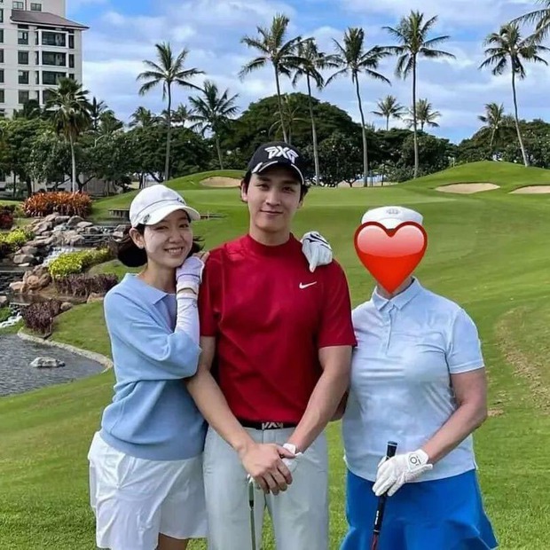 Revealing a photo of Park Shin Hye and her actor husband on their honeymoon playing golf in Hawaii, the actress's 6 months pregnant belly caused a stir on social media - Photo 2.