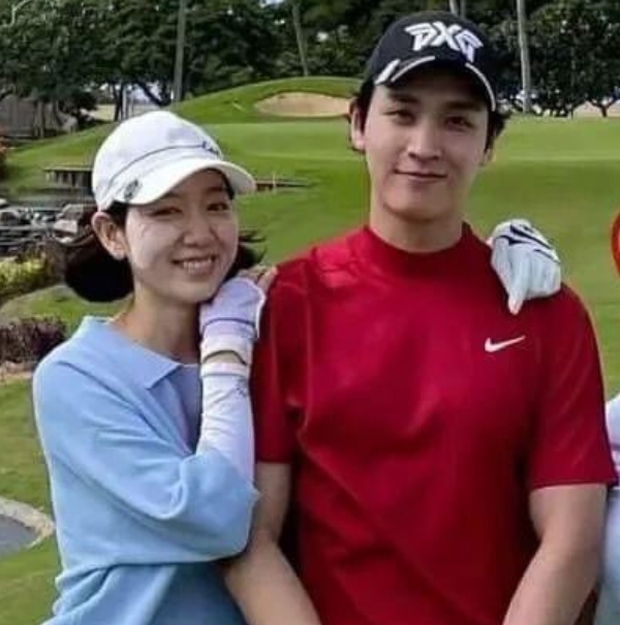 Revealing a photo of Park Shin Hye and her amateur husband going on a honeymoon to play golf in Hawaii, the actress's 6 months pregnant belly caused a stir on social media - Photo 3.