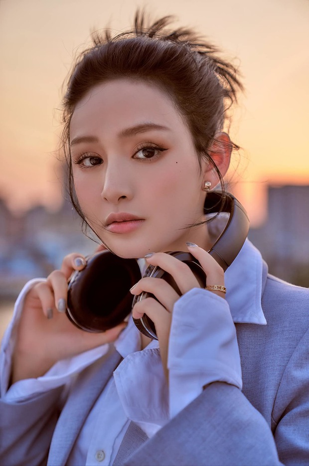 Sau chuỗi ảnh ôm hôn thân thiết người anh - CEO đã có vợ, netizen đòi phong sát Hiền Hồ - Ảnh 2. Sau chuỗi ảnh ôm hôn thân thiết người anh - CEO đã có vợ, netizen đòi phong sát Hiền Hồ - Ảnh 2.