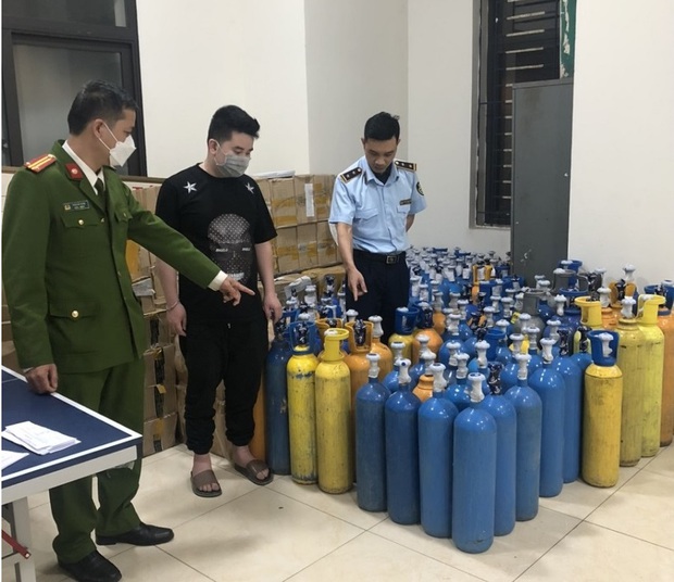 Hanoi: Discovering a gathering point of 163 laughing gas cylinders in Cau Giay district - Photo 1. Hanoi: Discovering a gathering point of 163 laughing gas cylinders in Cau Giay district - Photo 1.