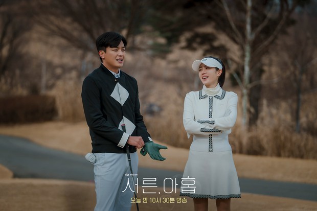 Soi thời trang hội mỹ nữ - nam thần sân golf phim Hàn: Son Ye Jin - Kim Seon Ho quá sang, cô số 3 còn có cả bộ sưu tập váy áo - Ảnh 8.