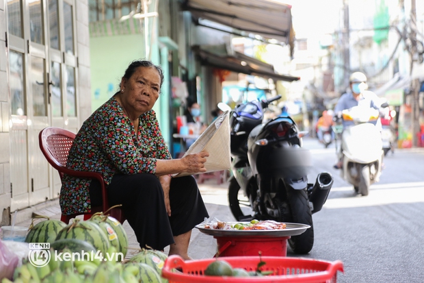 Aunt Ba's tray in Saigon used to be famous throughout social networks, how is it now in foreign newspapers?  - Photo 4.