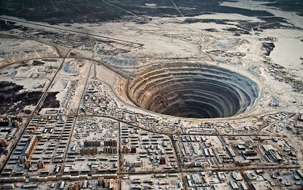 Khám phá mỏ kim cương to nhất TG ở Siberia, sản lượng khổng lồ nhưng khiến phi công nào cũng sợ hãi khi phải bay qua - Ảnh 1. Khám phá mỏ kim cương to nhất TG ở Siberia, sản lượng khổng lồ nhưng khiến phi công nào cũng sợ hãi khi phải bay qua - Ảnh 1.