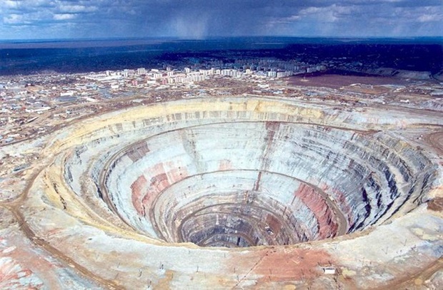 Khám phá mỏ kim cương to nhất TG ở Siberia, sản lượng khổng lồ nhưng khiến phi công nào cũng sợ hãi khi phải bay qua - Ảnh 2. Khám phá mỏ kim cương to nhất TG ở Siberia, sản lượng khổng lồ nhưng khiến phi công nào cũng sợ hãi khi phải bay qua - Ảnh 2.