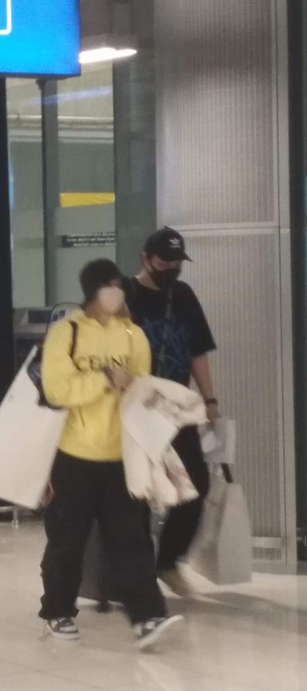 Lisa (BLACKPINK) trở về quê nhà Thái Lan sau 3 năm xa cách, dân tình chỉ dán mắt mặt mộc ấn tượng tại sân bay - Ảnh 2. Lisa (BLACKPINK) trở về quê nhà Thái Lan sau 3 năm xa cách, dân tình chỉ dán mắt mặt mộc ấn tượng tại sân bay - Ảnh 2.