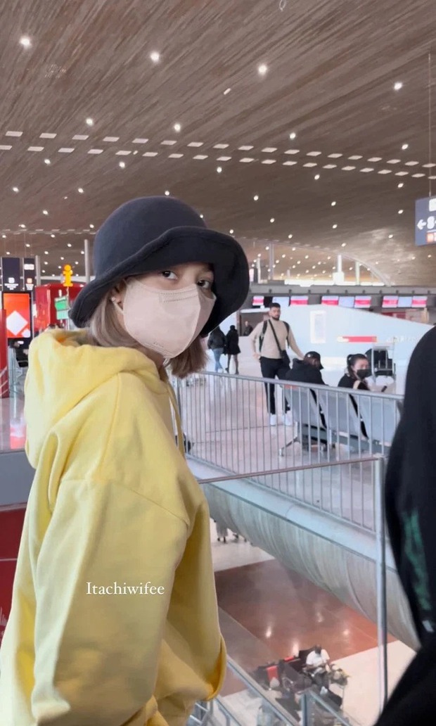 Lisa (BLACKPINK) trở về quê nhà Thái Lan sau 3 năm xa cách, dân tình chỉ dán mắt mặt mộc ấn tượng tại sân bay - Ảnh 4. Lisa (BLACKPINK) trở về quê nhà Thái Lan sau 3 năm xa cách, dân tình chỉ dán mắt mặt mộc ấn tượng tại sân bay - Ảnh 4.